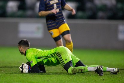 A la izquierda, Jose Domingo junto al cuerpo técnico de la universidad de William Carey. A la derecha, en dos partidos con el equipo universitario.