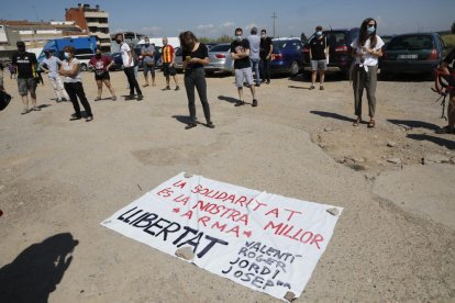 Mig centenar de persones es van concentrar davant de la caserna de la Guàrdia Civil per demanar la llibertat dels quatre activistes.