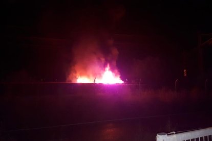 Mig centenar de persones es van concentrar davant de la caserna de la Guàrdia Civil per demanar la llibertat dels quatre activistes.