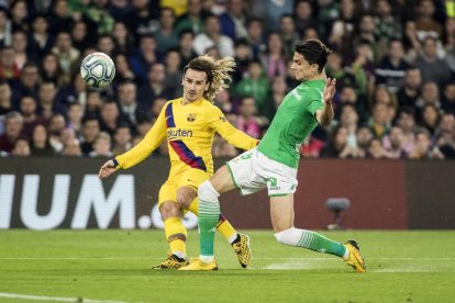 Griezmman pugna con Marc Bartra.