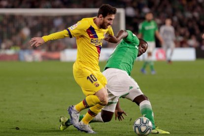 Griezmman pugna con Marc Bartra.