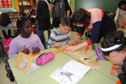 Los jóvenes estudiantes, confeccionado las gafas.