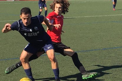 Pixu pelea por el control del balón con una jugadora rival.