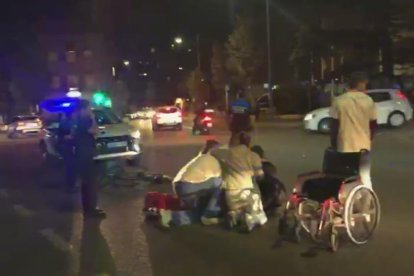 VÍDEO. Herido leve un ciclista en un accidente con un turismo en Lleida