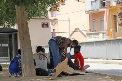 “Sin techo” y temporeros sin trabajo  suelen pasar el día en el Barri Antic.
