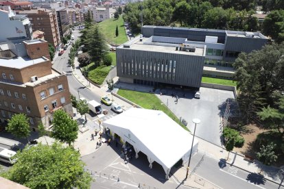 Personal del SEM montando ayer la estructura.