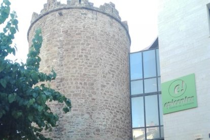 Motoristas pasando por el pantano de Rialb.