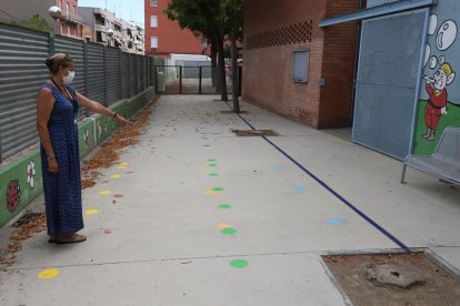 Una professora del Joan Oró, amb un termòmetre.