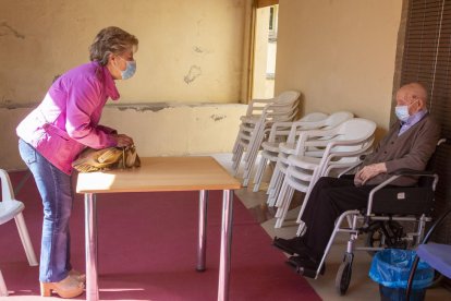 Una de les visites de familiars a la residència Vell d’Or d’Alpicat.