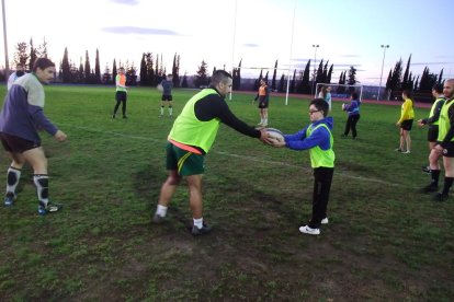Rubén del Campo, d’esquena, dóna instruccions.