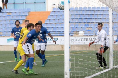 El Tàrrega va dominar el partit des de l’inici i només va cedir el control de la pilota al rival en els últims minuts de la primera part.