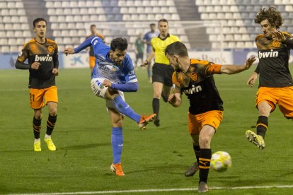 Liberto encara Koba Lein en una acció del segon temps.