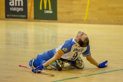 Andreu Tomàs celebra el gol que en ese momento permitía al Llista empatar el partido.