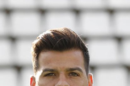 Liberto encara Koba Lein en una acció del segon temps.