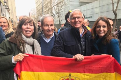 Manifestants amb una pancarta en la qual es demanava la dimissió de Pedro Sánchez.