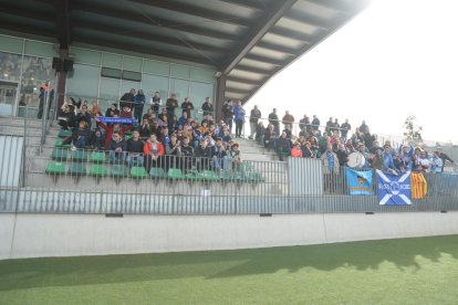Noel Carbonell, que va ser el millor jugador del Lleida, salta en una acció defensiva, durant el partit d’ahir a Cornellà.