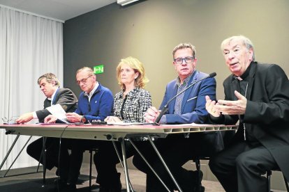 Josep Giralt, l’alcalde Miquel Pueyo, la consellera Mariàngela Vilallonga, el president de la Diputació Joan Talarn i el bisbe Salvador Giménez, ahir al Museu.