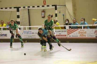 Una jugadora del Vila-sana se va por velocidad de una rival y se dispone a encarar la portería.