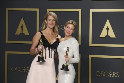 Elton John i Bernie Taupin, eufòrics per l’Oscar a millor cançó.