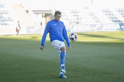 Juanto Ortuño pugna con un jugador del Villarreal B, en una acción del partido.