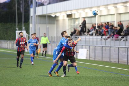Una acción del partido que el Tàrrega jugó ayer en Cambrils y en el que logró un punto.
