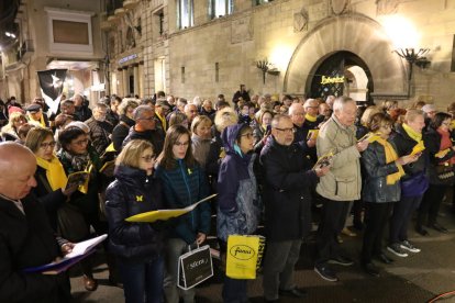 Josep Rull, aplaudit pels veïns que li van donar la benvinguda i el conseller Damià Calvet.