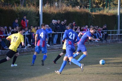 Un jugador lesionado del Juneda es rodeado por varios compañeros y rivales en presencia del árbitro del encuentro.