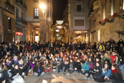 Un grup de les participants a la mobilització va interpretar ahir la ‘performance’ contra la violència masclista a la plaça Sant Joan.