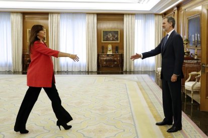 El rei i Pedro Sánchez, camí de la reunió per tractar la investidura.