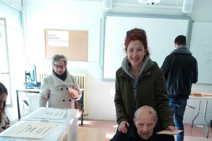 L’escola Àngel Guimerà de Tàrrega va aparèixer amb pintades.