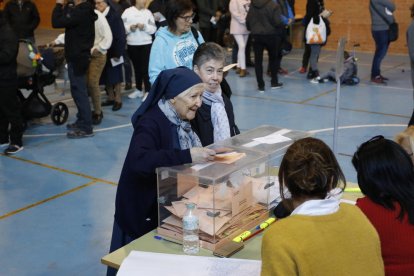 L’escola Àngel Guimerà de Tàrrega va aparèixer amb pintades.