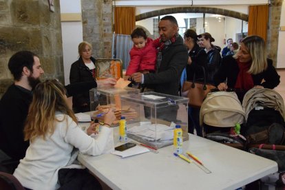 L’escola Àngel Guimerà de Tàrrega va aparèixer amb pintades.
