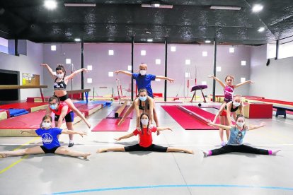 Les gimnastes segueixen un estricte protocol d’higiene abans i durant l’entrenament. A la dreta, l’entrenadora Maribel Moncasi els pren la temperatura abans d’entrar.