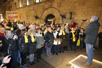 Lluís Llach suma su voz a la de los ‘cantaires’ de la Paeria por los presos