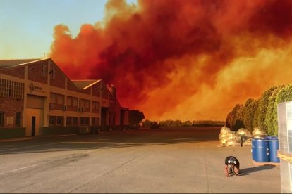 La reacción de los dos productos causó una gran nube roja que se podía ver a kilómetros de distancia.