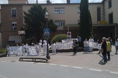 Els treballadors del CAP de Mollerussa, davant del centre.