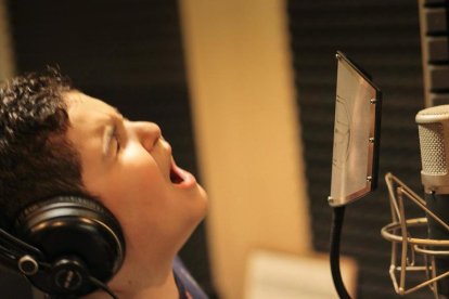 Arnau Garcia Arriaza interpretando 'Estranya Primavera' en Studio13