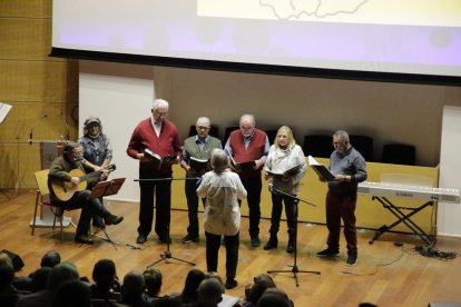 Alumnes de les Escoles Especials Llar de Sant Josep, ahir davant del seu mercat de Nadal.