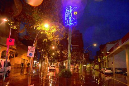 Alumnes de les Escoles Especials Llar de Sant Josep, ahir davant del seu mercat de Nadal.