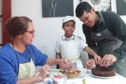 En primera persona  -  La familia Gonzalo Pascual explica que está siendo más duro para los mayores que para los pequeños, que se lo toman como unas vacaciones. Además, durante el confinamiento han ampliado la familia de 10 a 11, con el nacimie ...