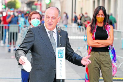 Los jugadores guardaron un minuto de silencio en memoria de las víctimas de la pandemia.