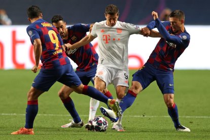 Arturo Vidal y Messi reflejan en su rostro la decepción ante la peor derrota de la historia.