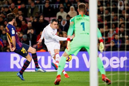 Leo Messi, Luis Suárez i Jordi Alba celebren el gol anotat per l’argentí, el número 400 del seu compte a la Lliga espanyola.