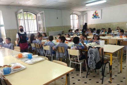 Profesores del instituto Gili i Gaya toman la temperatura a los alumnos en el acceso al centro.