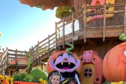 El parc d'atraccions està decorat per a l'ocasió.
