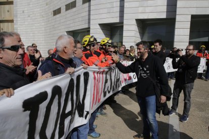 Joan Domènech saluda a compañeros tras salir de declarar ayer en los juzgados de Lleida.