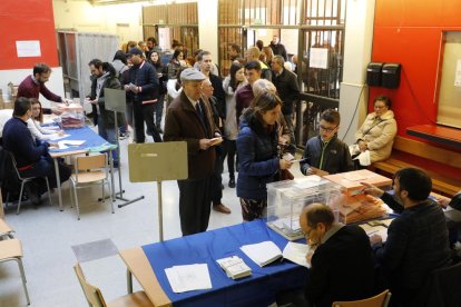 Cues per votar al col·legi Frederic Godàs diumenge passat.