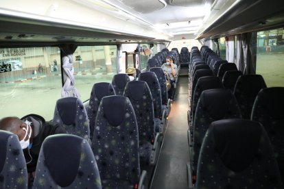 Passatgers al tren de la línia de la costa, ahir a l’estació de les Borges Blanques.