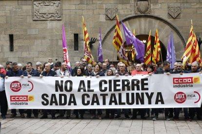Els treballadors de Sada es van manifestar a la plaça Paeria abans d’assistir al ple.