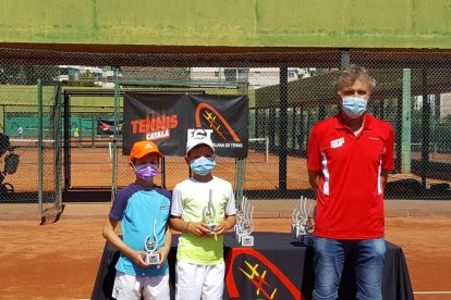 Les dos tenistes del CN Lleida, amb el trofeu aconseguit.